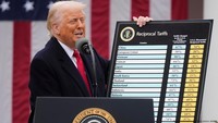 Bursa saham dunia anjlok setelah Presiden Donald Trump mengumumkan tarif 10% untuk semua mitra dagang AS serta tarif lebih tinggi untuk negara-negara dengan defisit perdagangan terhadap AS. Investor dan ekonom khawatir kebijakan tarif Trump dapat memicu perang dagang, mendorong inflasi lebih tinggi, dan memperlambat pertumbuhan ekonomi AS. Jika resesi terjadi, pasar bisa jatuh lebih dalam dalam waktu singkat. (Dok. DW)  
