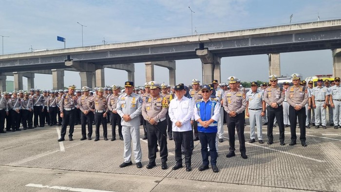 Menhub-Kakorlantas dalam apel konsolidasi closing one way nasional