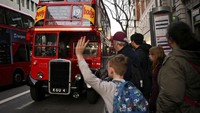 Ribuan warga London yang menumpang salah satu rute bus utama ibu kota pada hari Sabtu (29/3) disuguhi tumpangan gratis di rute sungguhan dengan kendaraan kuno berusia hingga 80 tahun sebagai bagian dari inisiatif warisan transportasi.