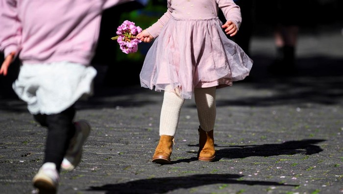 Menikmati Taman Bunga Sakura Bermekaran di Jerman People take a selfie near pink cherry blossom trees on Cherry Blossom Avenue in downtown Bonn, Germany, April 7, 2025. REUTERS/Jana Rodenbusch