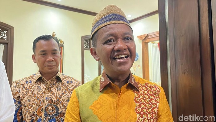 Menteri ESDM Bahlil Lahadalia ditemui di Kediaman Jokowi di Sumber, Banjarsari Solo, Selasa (8/4/2025)