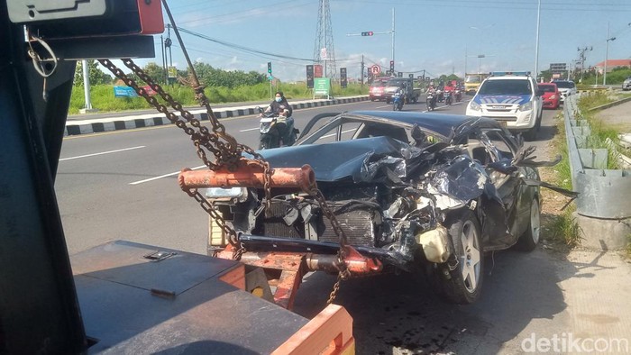 Mobil sedan ringsek diderek setelah kecelakaan di Tol Jogja-Solo, Selasa (8/4/2025).