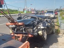 Ditinggal Buang Air, Truk Boks Diseruduk Sedan Civic di Tol Klaten