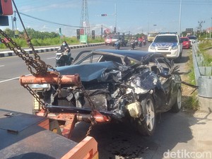 Ditinggal Buang Air, Truk Boks Diseruduk Sedan Civic di Tol Klaten