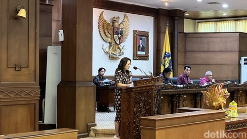 Ni Putu Yuli Artini membacakan pandangan umum Fraksi Golkar saat rapat paripurna DPRD Bali, Selasa (8/4/2025). (Foto: Rizki Setyo/detikBali)