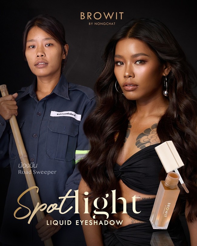 Wanita bernama Meen baru-baru ini beralih jadi model setelah potret cantiknya viral di TikTok. Bukan karena dia sering mengunggah video atau foto diri namun fotografer Semyon Rezchikov menangkap kecantikannya ketika sedang bekerja sebagai tukang sapu jalanan. Foto: Instagram @browit_by_nongchat