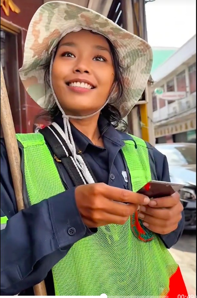Meen ternyata seorang ibu tunggal berusia 28 tahun yang bekerja sebagai tukang sapu selama setahun.Foto: TikTok Semyon Rezchikov