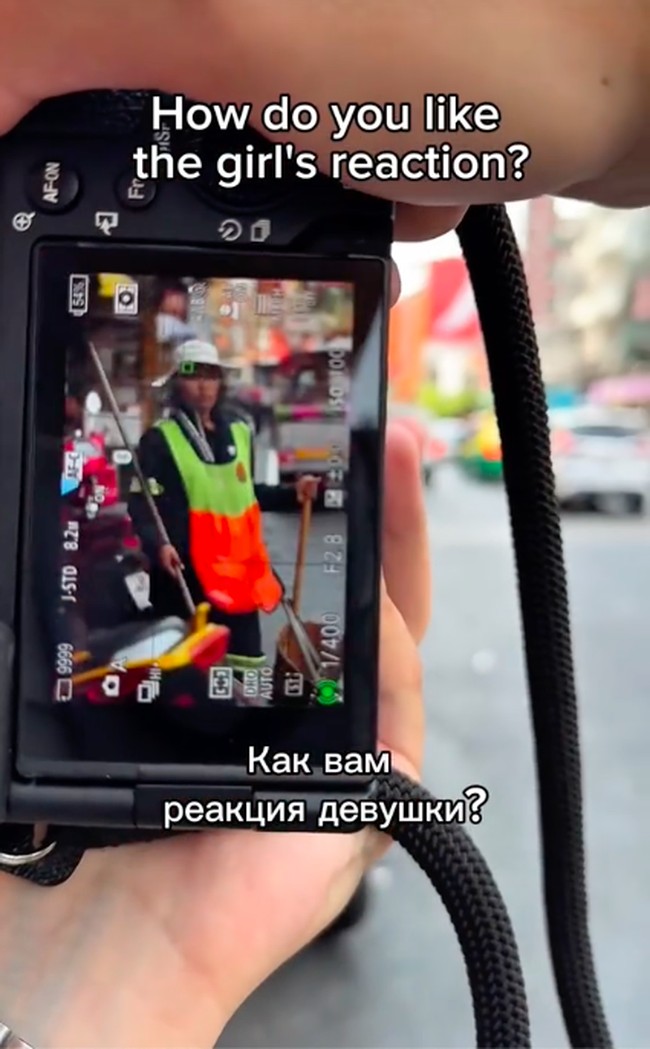 Noppajit Somboonsate atau Meen ditemukan oleh seorang fotografer asal Rusia bernama Semyon Rezchikov yang terpana dengan pesonanya ketika sedang menyapu di jalan. Awalnya hanya memandang dari jauh, Semyon akhirnya memuji penampilannya dan meminta izin untuk dipotret lebih dekat menggunakan ponselnya. Foto: TikTok Semyon Rezchikov