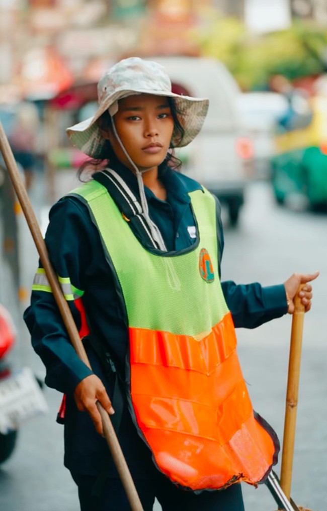 Fotografer tersebut kemudian mengunggah foto dan video Meen di TikTok dan tak lama kemudian jadi viral. Kecantikan Meen yang bersembunyi di balik topinya pun membuat banyak orang terpukauFoto: TikTok Semyon Rezchikov