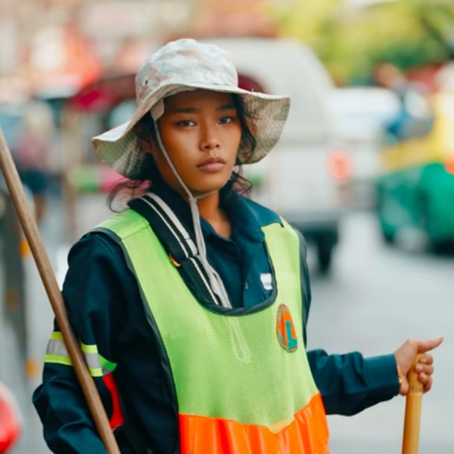 Transformasi Tukang Sapu Jalanan Jadi Model, Paras Eksotisnya Bikin Terpana