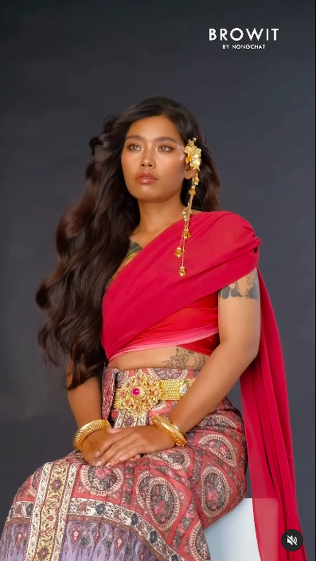 Dalam video, Meen bertransformasi menjadi karakter Panor dari film Art of the Devil 2 (Long Khong). Selagi menjadi model untuk Browit, brand kosmetik milik Nong Chat, Meen menampilkan pesonanya dengan tato-tato yang membuat gaya wanita tersebut menjadikan tampak ‘badass’.  Foto: Instagram @browit_by_nongchat