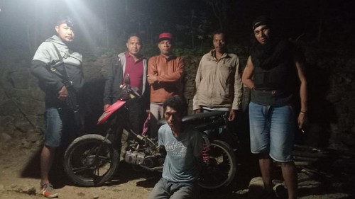 Oktovianus Natun, residivis pencuri motor saat ditangkap polisi di Desa Fatukoto, Kecamatan Mollo Utara, TTS, NTT, Senin (7/4/2025) malam. (Dok. Polsek Fatuleu)