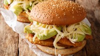 Cemita merupakan kreasi sandwich asal Meksiko. Mirip sajian burger, karena menggunakan roti bun topping wijen. Isinya berupa keju parut, irisan alpukat, acar jalapeño, papalo, dan potongan daging seperti babi, sapi, atau ayam yang dibalut tepung renyah. Foto: Getty Images/iStockphoto