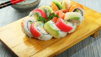 Sushi diketahui berasal dari Jepang, tetapi ada kreasi sushi khas Amerika Serikat. Salah satunya adalah rainbow roll, sushi yang diberi topping irisan alpukat di atas salmon, tuna, atau seafood lainnya. Alpukat juga kerap menjadi isian California sushi. Foto: Getty Images/iStockphoto