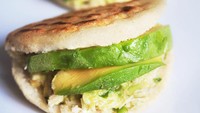 Hidangan alpukat lain dari Venezuela adalah arepa reina pepiada. Berupa sandwich dari roti pipih yang diisi campuran alpukat, daging ayam suwir, jeruk nipis, ketumbar, mayones, dan kacang polong. Foto: Getty Images/iStockphoto