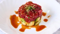Tuna tartar juga merupakan hidangan yang populer di Los Angeles, Amerika Serikat. Berupa campuran tuna mentah, alpukat, kuning telur, daun bawang, tarragon, mustard, minyak zaitun, air lemon, garam, dan merica. Hidangan ini ditemukan oleh chef Shigefumi Tachibe di Chaya Brasserie pada 1984. Foto: Getty Images/iStockphoto