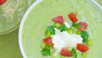 Sopa de aguacate juga hidangan yang berasal dari Meksiko dan populer di seluruh Amerika Latin. Berupa sup alpukat yang dicampurkan dengan kaldu ayam cabai chipotle, dan potongan tortilla goreng. Foto: Getty Images/iStockphoto