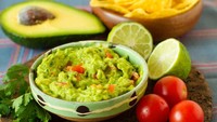 Hidangan berbahan alpukat satu ini sangatlah populer, yaitu guacamole. Saus khas Meksiko ini konon sudah ada sejak zaman kekaisaran Aztec pada 1500-an. Foto: Getty Images/iStockphoto