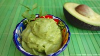 Guasacaca merupakan guacamole versi Venezuela yang segar. Terbuat dari alpukat, daun ketumbar, peterseli, paprika, bawang bombai, cuka, minyak, dan garam. Biasanya dinikmati untuk sajian daging sapi, ayam, maupun sosis. Foto: Getty Images/iStockphoto