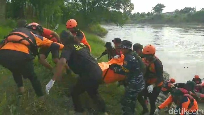 Evakuasi orang tenggelam di Sungai Pemali, Brebes.