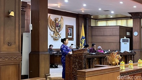 Pandangan umum fraksi Demokrat-NasDem saat dibacakan oleh I Gusti Ayu Mas Sumatri pada paripurna DPRD Bali, Selasa (8/4/2025).