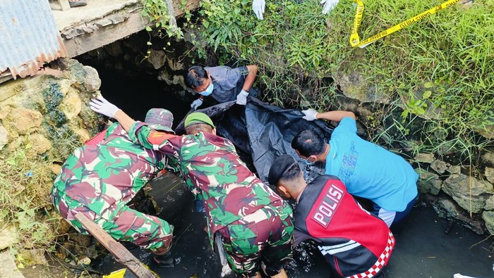 Warga Kabupaten Pangkep, Sulawesi Selatan (Sulsel), dibuat geger dengan penemuan mayat pria tanpa identitas di sebuah saluran air.