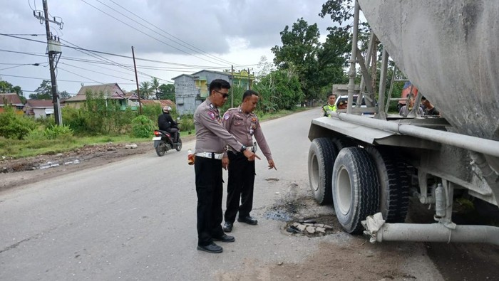 Pengendara motor bernama Mawar (16) dan boncengannya, Sahria (40) terlibat kecelakaan dengan truk trailer pengangkut semen di Kabupaten Pangkep, Sulawesi Selatan (Sulsel).