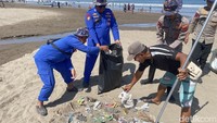 Kepala DLHK Pangandaran Dedi Surachman mengatakan selama libur Lebaran H+7 sampah yang dihasilkan wisatawan sebanyak 227,5 ton, dengan perkiraan rata-rata sampah per hari sebanyak 32,5 ton per hari. “Kemudian juka ditambahkan dengan timbulan sampah dari non wisata seperti hotel, restoran, pasar hingga perumahan mencapai 831,04 ton aslama H+1 hingga H+7,” kata Dedi kepada detikJabar, Selasa (8/4/2025).