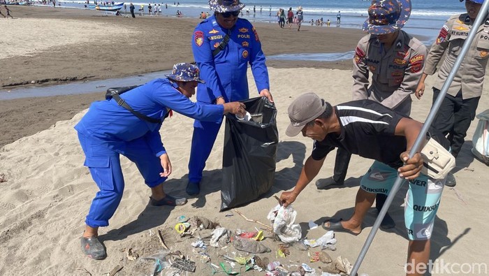 Pantai Pangandaran usai libur Lebaran. Pantai Pangandaran usai libur Lebaran.