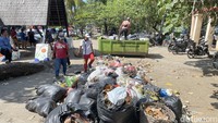 Sisa sampah masih banyak menumpuk belum terangkut petugas kebersihan.