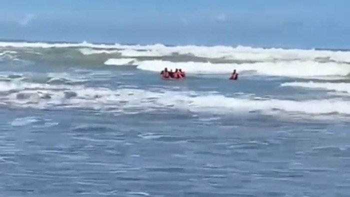 Tim SAR saat mengevakuasi wisatawan yang terseret ombak saat bermain air di Pantai Parangtritis, Bantul, Selasa (8/4/2025).