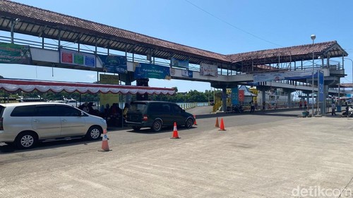 Suasana di Pelabuhan Padangbai, Karangasem, Bali, Selasa (8/4/2025). (foto: I Wayan Selamat Juniasa)