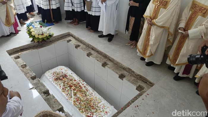 Prosesi pemakaman jenazah Uskup Emeritus Mgr. Petrus Turang di Gereja Katedral Kristus Raja Kupang, Selasa (8/4/2025).