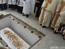 Jenazah Uskup Petrus Turang Dimakamkan di Sebelah Gregorius Monteiro