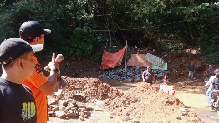 Pembangunan vila di Bukit Pelangi Bogor disegel usai diduga bikin tebing longsor.