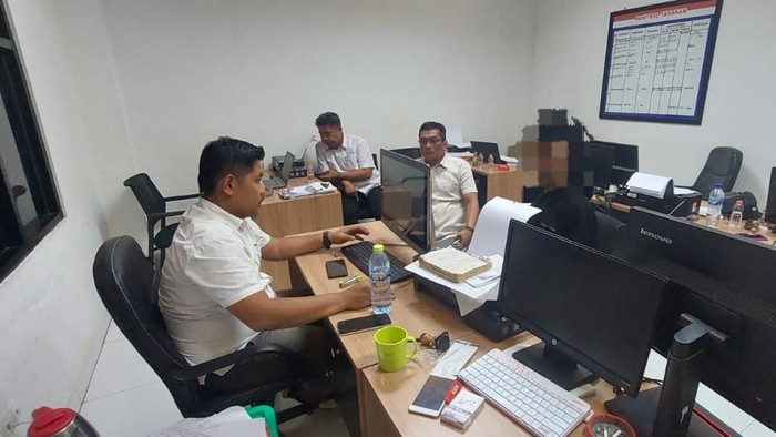 Petugas kepolisian menginterogasi pelaku pencabulan dan pemerkosaan gadis di Mapolresta Banyumas, Selasa (8/4/2025).