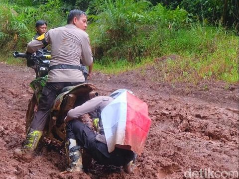 Penampakan kondisi jalan berlumpur yang menyulitkan kendaraan roda dua melintas