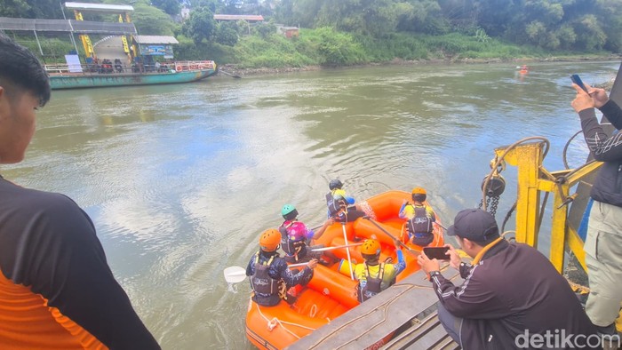 Pencarian korban tenggelam di aliran Sungai Brantas, Blitar