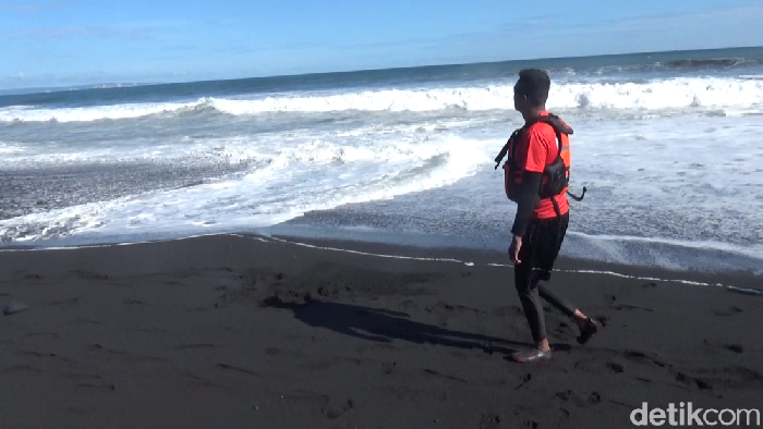 Pencarian paman dan keponakan yang hilang terseret ombak di Pantai Bambang Lumajang