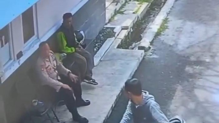 Pencuri saat mengelabui korban di depan polisi