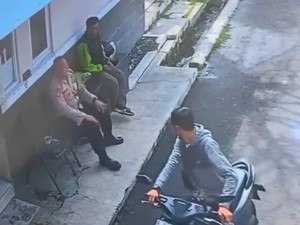 Aksi Nekat Pria Curi Motor Ojol di Depan Polisi