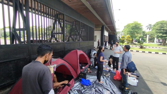 Pendemo dirikan tenda di depan gerbang Pancasila DPR RI