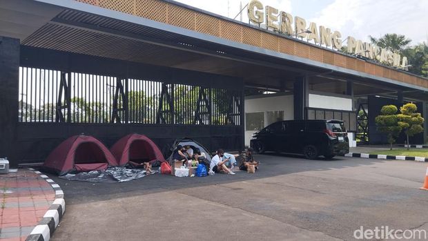 Pendemo mendirikan tenda di depan Gerbang Pancasila DPR. Foto: Fawdi/detikcom.