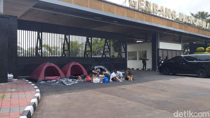 Pendemo mendirikan tenda di depan Gerbang Pancasila DPR. Foto: Fawdi/detikcom.