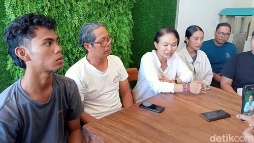 Pertemuan antara pihak BG Academy bersama para peserta pelatihan dan orang tua di Kelurahan Kapal, Kecamatan Mengwi, Badung, Senin sore (7/4/2025). (Agus Eka)