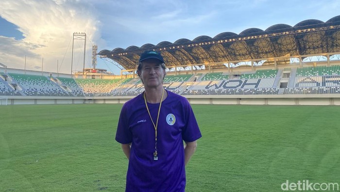 Pelatih PSS Sleman, Pieter Huistra di Stadion Maguwoharjo, Sleman, Selasa (8/4/2025).