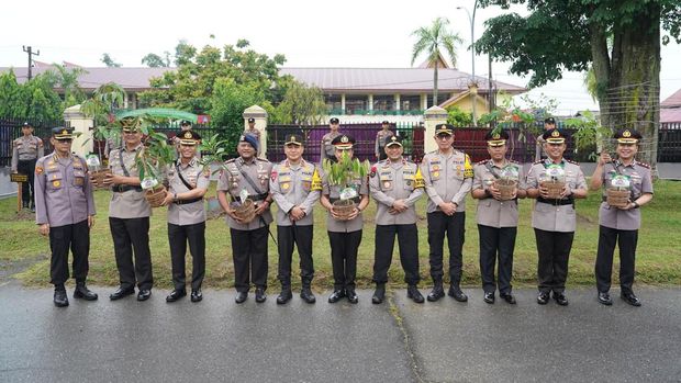 Polda Riau menggelar halal bihalal Idulfitri 2025 sambil menanam pohon di halaman Mapolda Riau, Selasa (8/4/2025).
