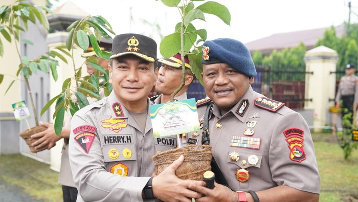 Polda Riau menggelar halal bihalal Idulfitri 2025 sambil menanam pohon di halaman Mapolda Riau, Selasa (8/4/2025).