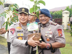 Halal Bihalal Sambil Tanam Pohon, Polda Riau Gencarkan Upaya Mitigasi Karhutla