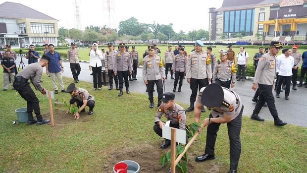 Polda Riau menggelar halal bihalal Idulfitri 2025 sambil menanam pohon di halaman Mapolda Riau, Selasa (8/4/2025).